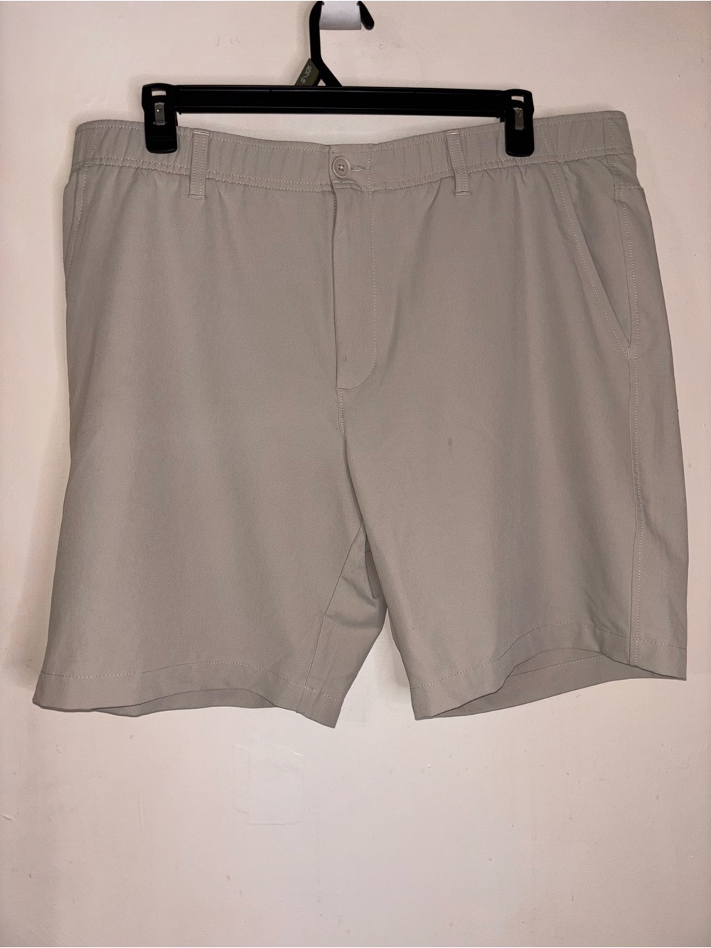 Under Armour Men's Flat Front Performance Shorts - khaki